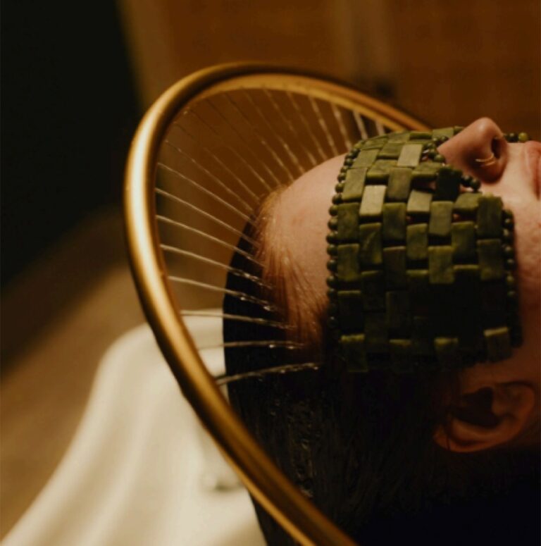 Head spa ritual at the basin